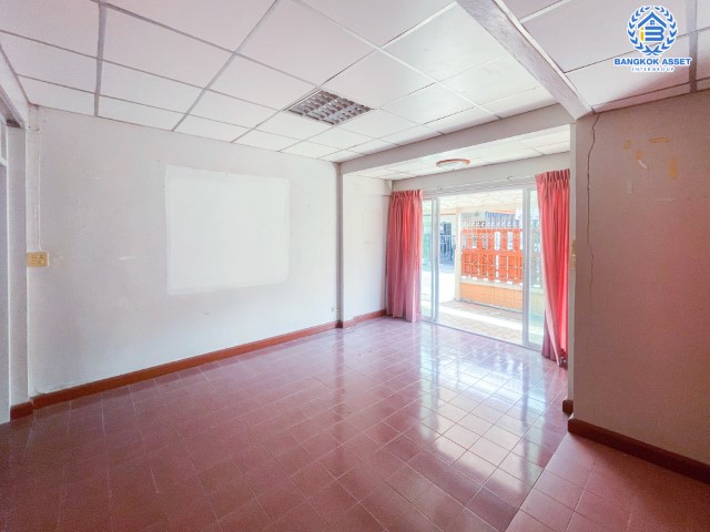 บ้านแฝดมือสอง ปทุมธานี ม.ธราดลบุรี รังสิต-นครนายก เนื้อที่กว้าง 35 ตร.ว. ฟังก์ชัน 3 ห้องนอน 2 ห้องน้ำ บ้านพร้อมเข้าอยู่ ใกล้สิ่งอำนวยความสะดวกมากมาย ในราคาสุดโดน! โครงการตั้งบนทำเลแห่งการเดินทาง เชื่อมต่อถนนรังสิต-นครนายก, ถนนกาญจนาภิเษก, ถนนเลียบด่วนลำลูกกา จองด่วน!